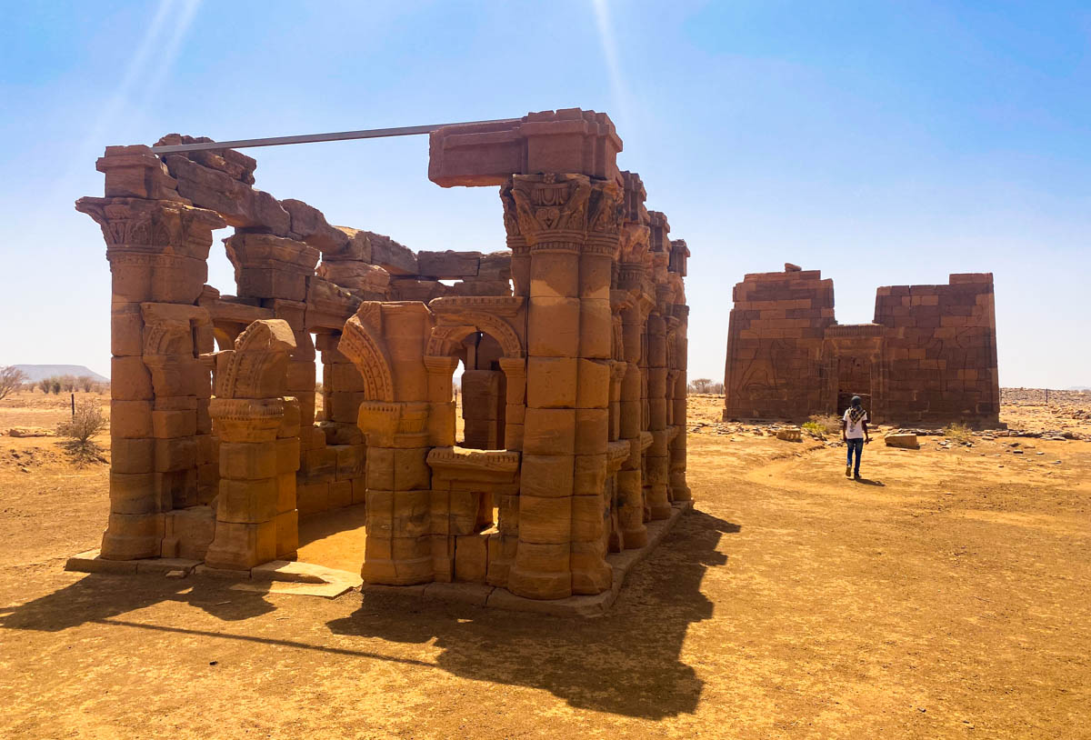 The cuboid Roman Kiosk with the Apedemak in the background.