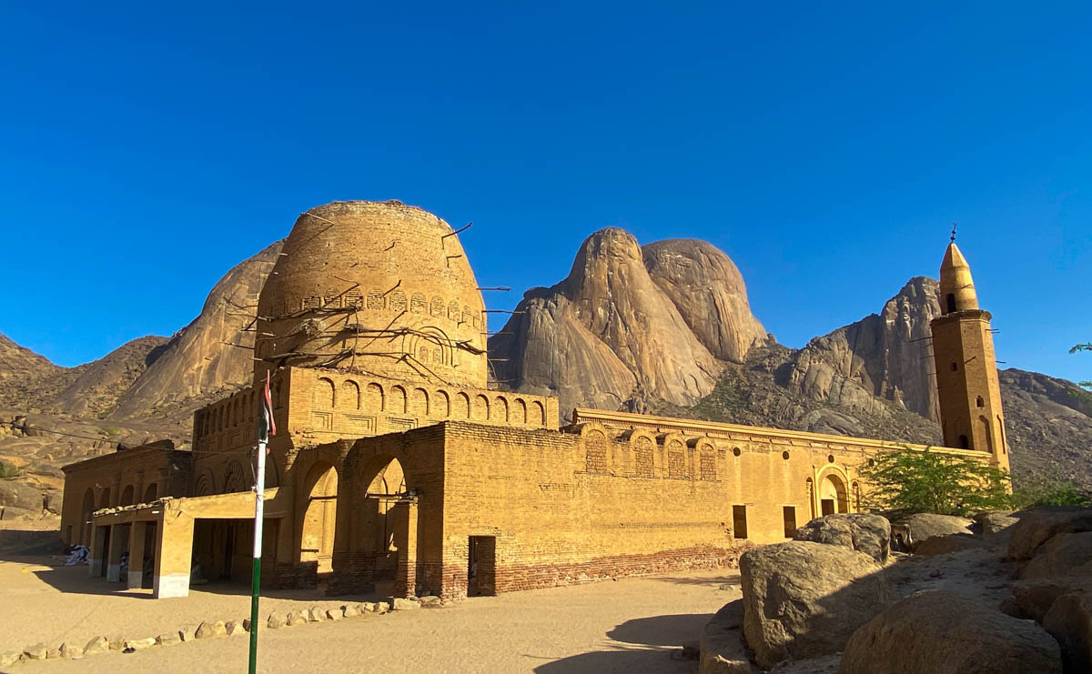 The Khatmiyah Mosque with its done and the Taka Mountains rising in the background.